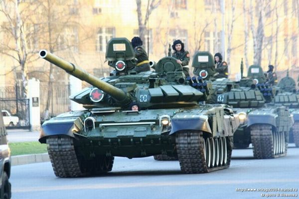 Танк Т-72БА на военном параде в Екатеринбурге