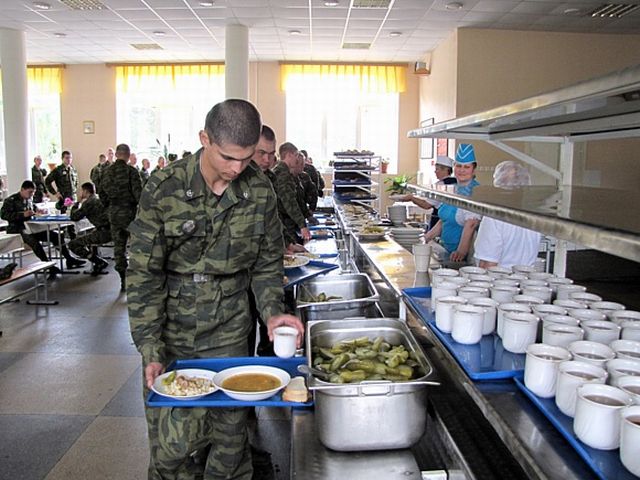 Аутсорсинг: кто наживается на желудках солдат?