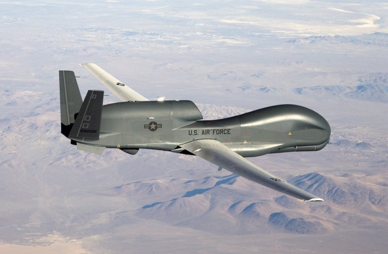 Дальний беспилотный разведчик RQ-4 Global Hawk