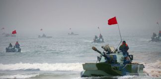 Китайские морские пехотинцы на военных учениях